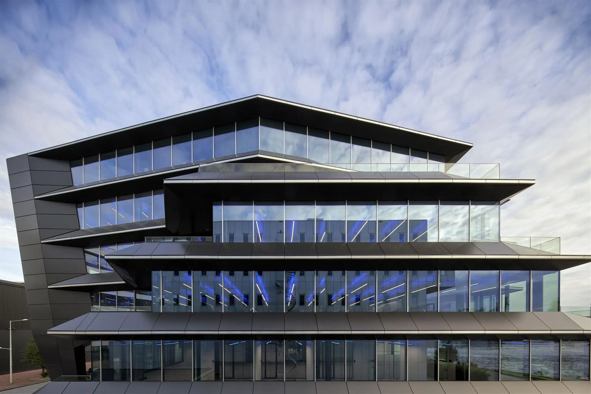 Modern kantoorgebouw aan de Moermanskkade met glazen gevel en opvallende schuine lijnen.