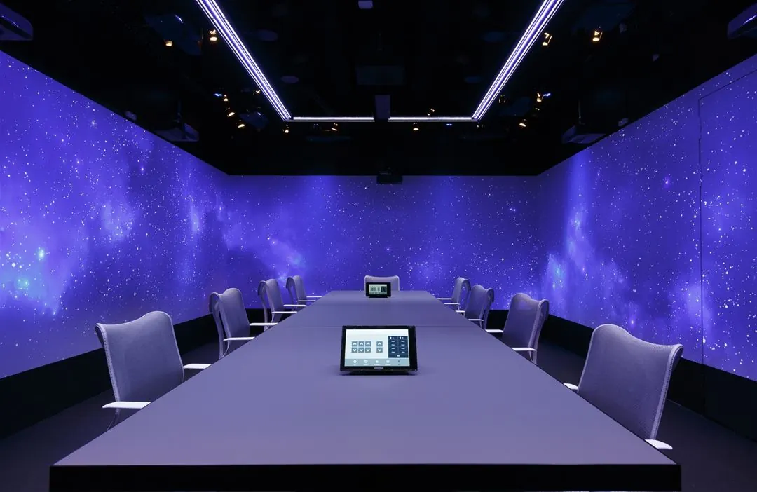 Vergaderruimte aan de Moermanskkade met een futuristisch interieur en wanden met sterrenhemelprojectie.
