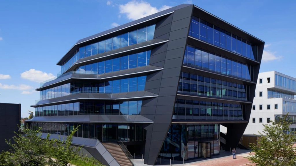 Modern kantoorgebouw aan de Moermanskade met schuine gevelvlakken en grote glaspartijen.