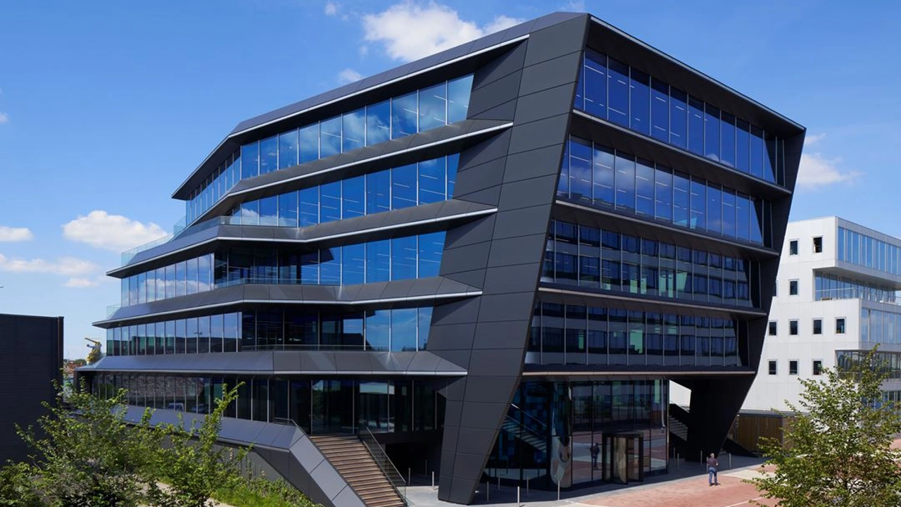 Modern kantoorgebouw aan de Moermanskade met schuine gevelvlakken en grote glaspartijen.