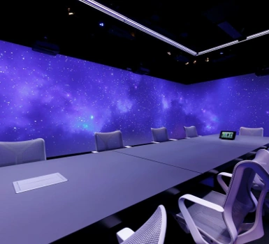 Vergaderruimte aan de Moermanskkade met moderne stoelen en een muur met een sterrenhemelprojectie.