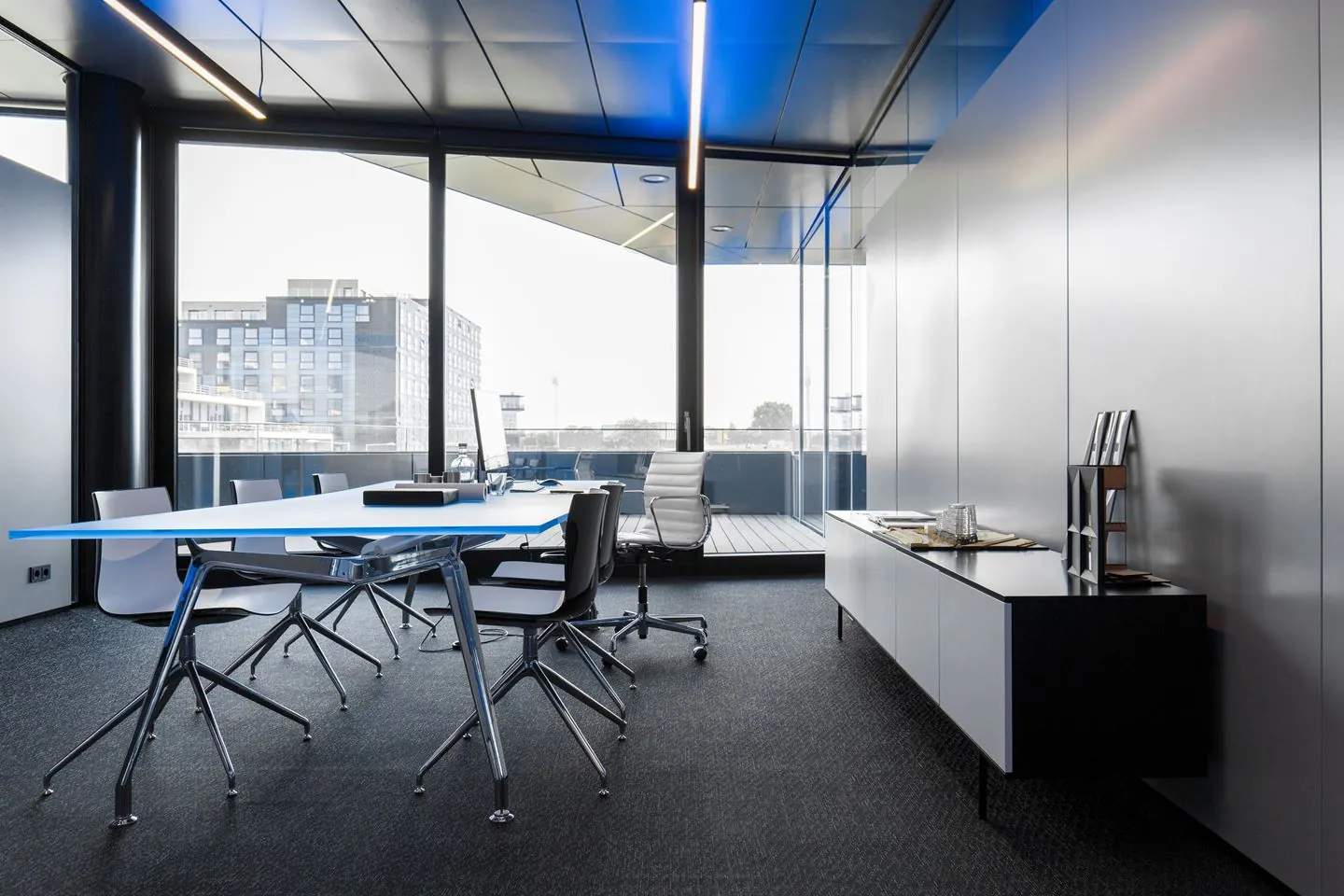 Modern ingerichte vergaderruimte aan de Moermanskkade met uitzicht op de stad.