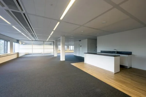 Ruim en modern kantoorpand aan de Neptunusstraat met open indeling, grote ramen en een kitchenette.