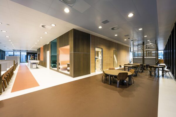 Moderne en open studieruimte aan de Prof. E.M. Meijerslaan met zithoeken, werkplekken en veel daglicht.