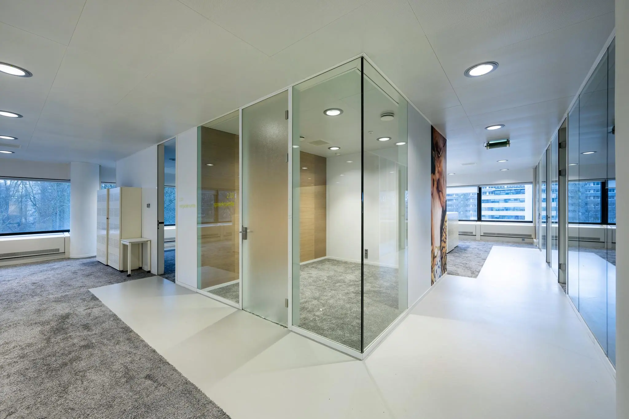 Moderne kantoorruimte aan de Prof. E.M. Meijerslaan met glazen vergaderruimtes en grote ramen met uitzicht.