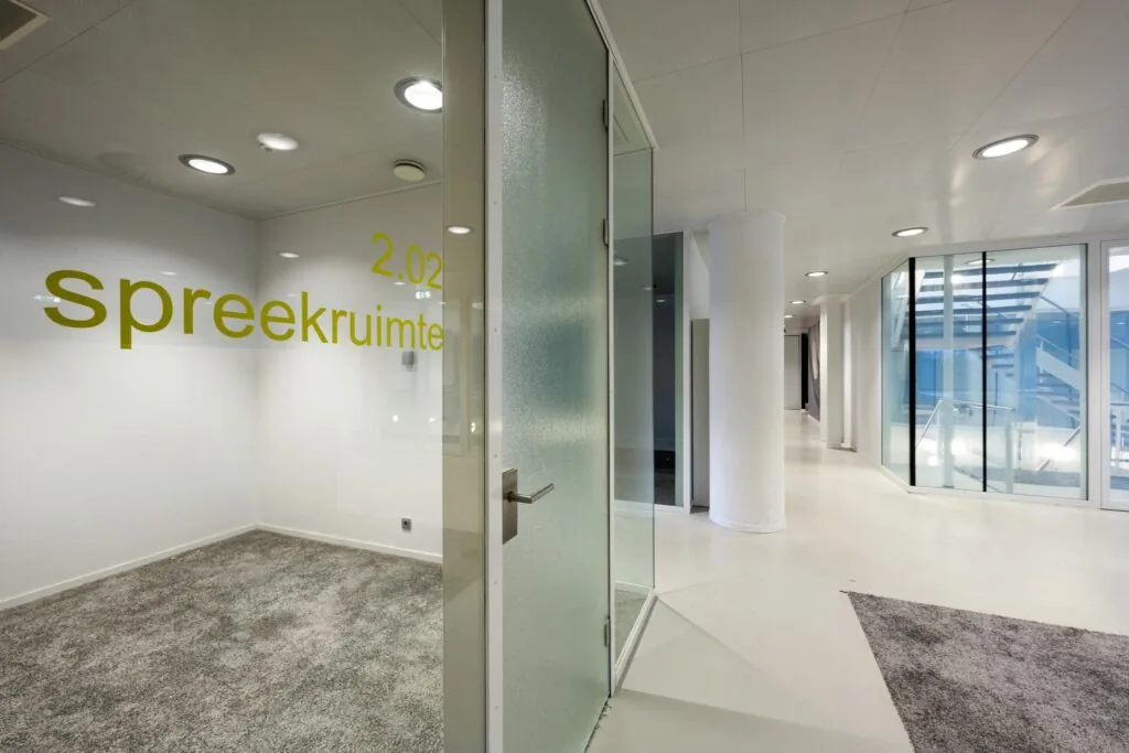 Moderne gang in kantoorpand aan de Prof. E.M. Meijerslaan met glazen spreekruimte 2.02.
