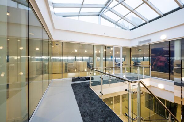 Moderne kantoorruimte aan de Prof. E.M. Meijerslaan met glazen wanden, veel daglicht en een ruime vide met trap.