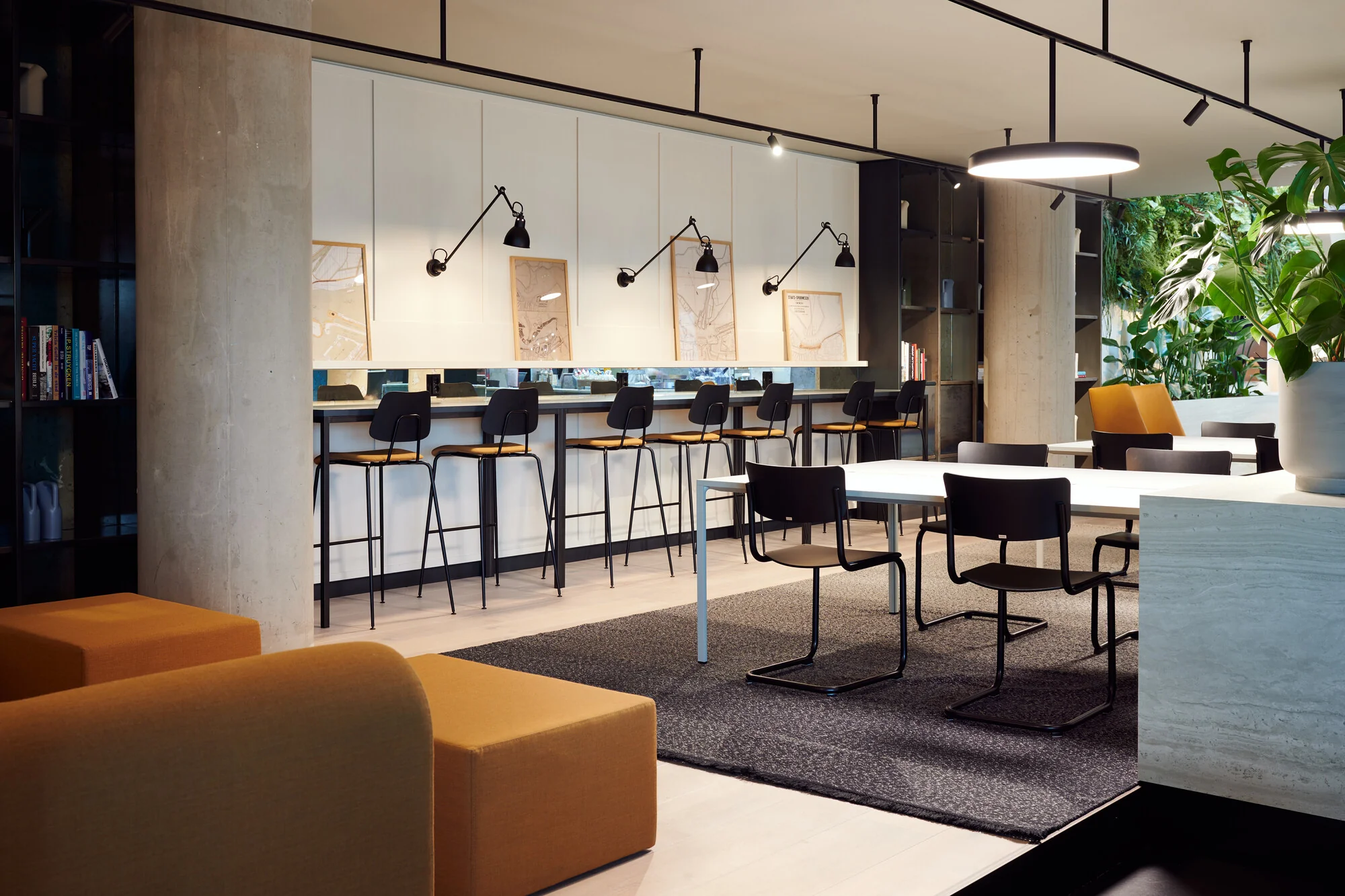Moderne, stijlvol ingerichte werkruimte aan de Piet Heinkade met zitgedeelte, hoge werkplekken en veel natuurlijk licht.