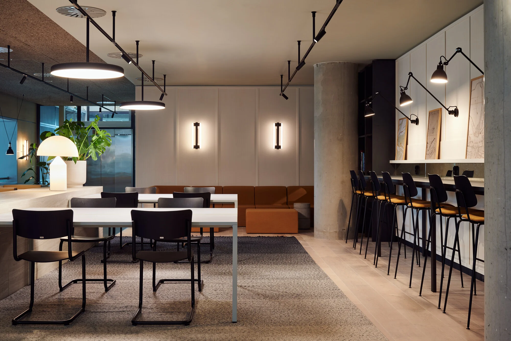 Moderne en sfeervol verlichte werk- en ontmoetingsruimte aan de Piet Heinkade met zitplekken, barstoelen en kunst aan de muur.