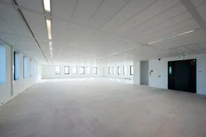 Leeg, licht en ruim kantoorpand aan de Bloemlaan met grote ramen en systeemplafond.