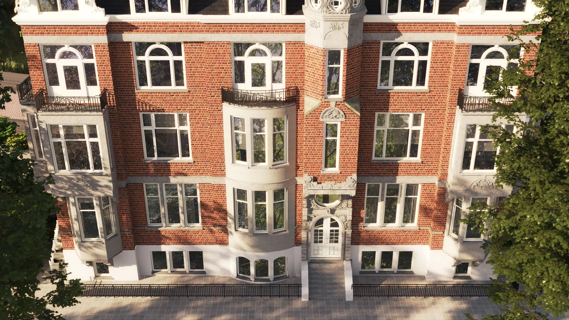 Voorgevel van een statig, rood bakstenen herenhuis aan de Koningslaan met witte kozijnen, erkers en sierlijke architectonische details.