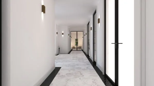 Moderne, strak afgewerkte gang met marmeren vloer en glazen deuren in een pand aan de Koningslaan.