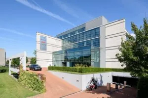 Modern kantoorpand aan de Polarisavenue met glazen entree, oprit en ondergrondse parkeergarage.