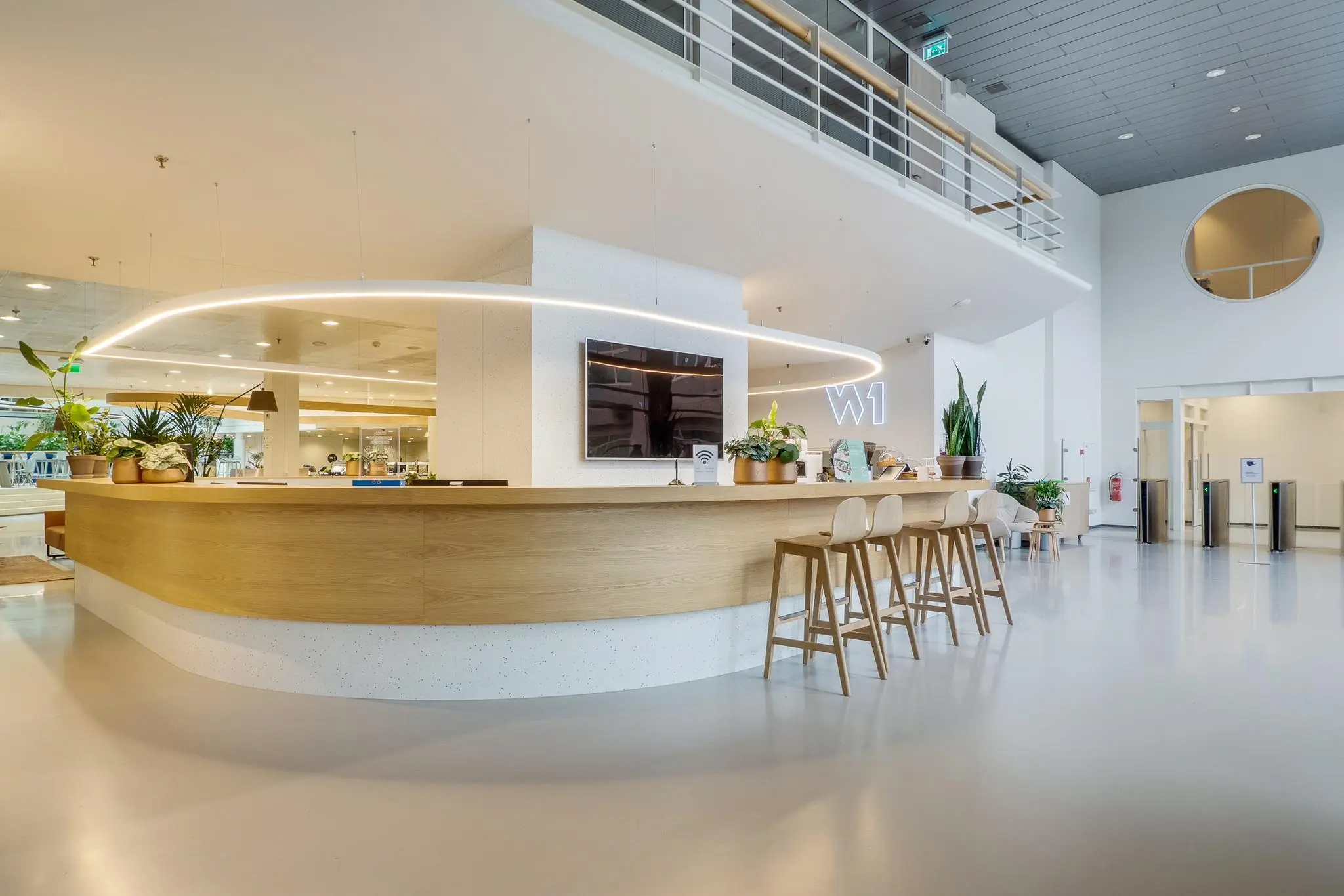 Moderne receptie met houten balie en planten in de entree van kantoorgebouw Winthontlaan W1.