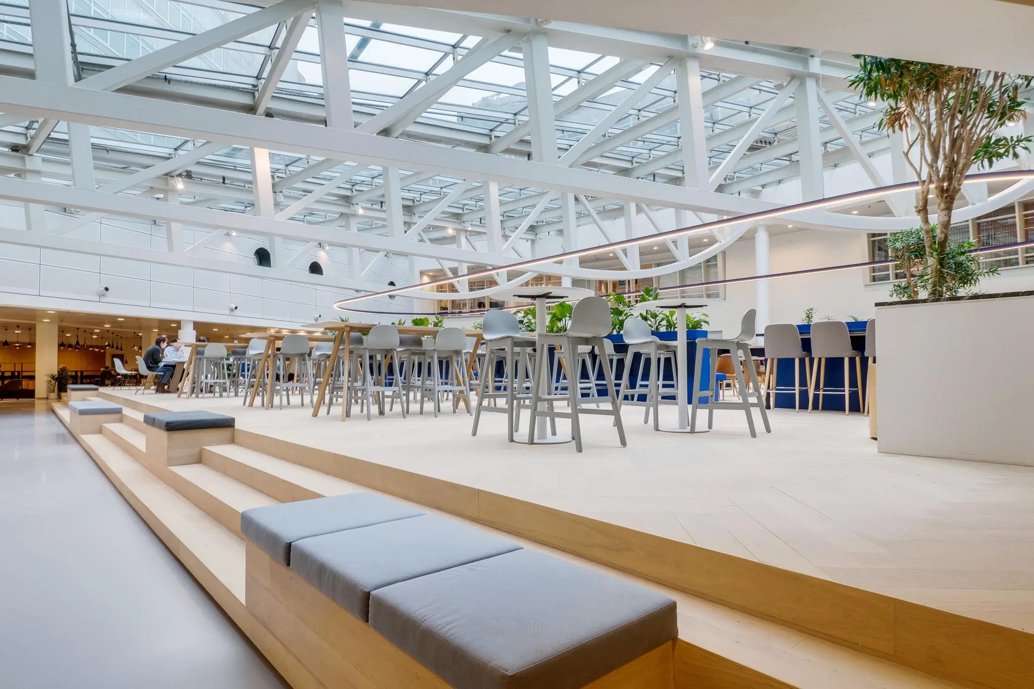 Moderne open kantoorruimte aan de Winthontlaan met hoge plafonds, veel lichtinval en zitgelegenheden.