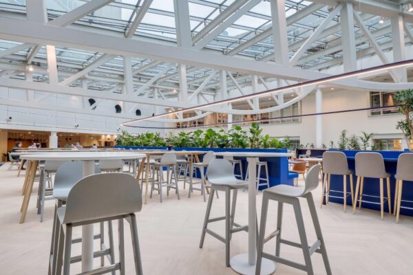 Moderne, lichte kantoorruimte aan de Winthontlaan met hoge plafonds, veel groen en zitgelegenheden.