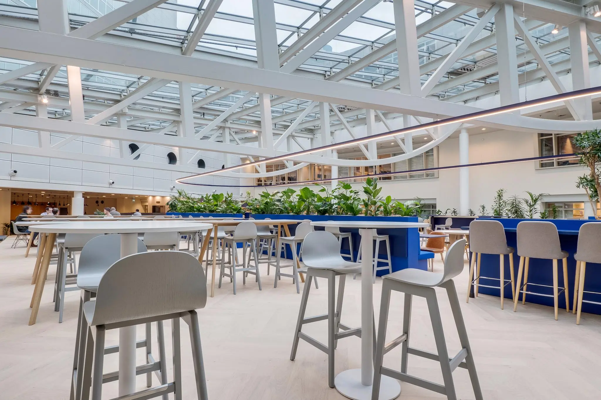 Moderne, lichte kantoorruimte aan de Winthontlaan met hoge plafonds, veel groen en zitgelegenheden.