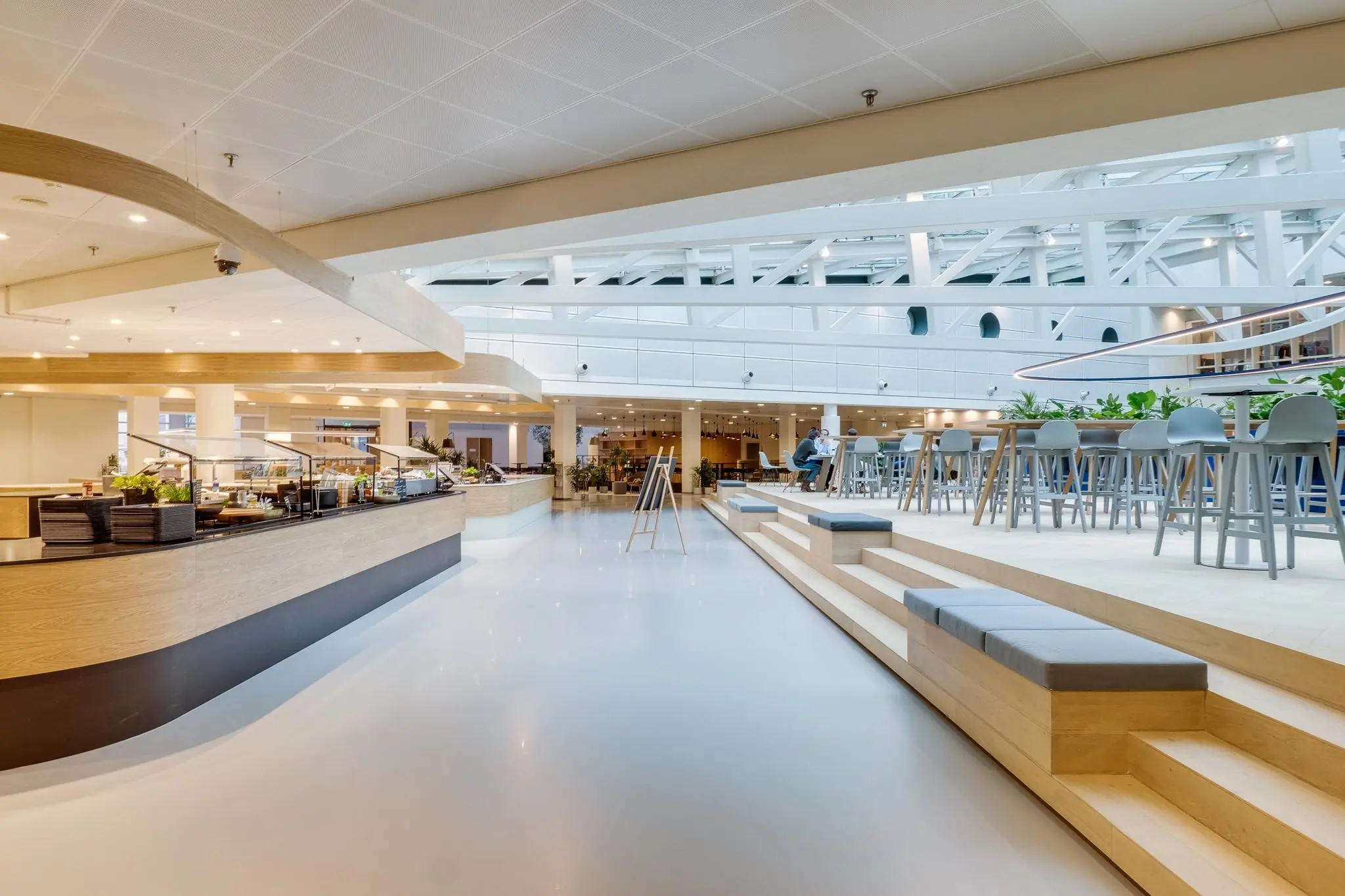Modern bedrijfsrestaurant aan de Winthontlaan met open zitgedeelte en zelfbedieningsbuffet.
