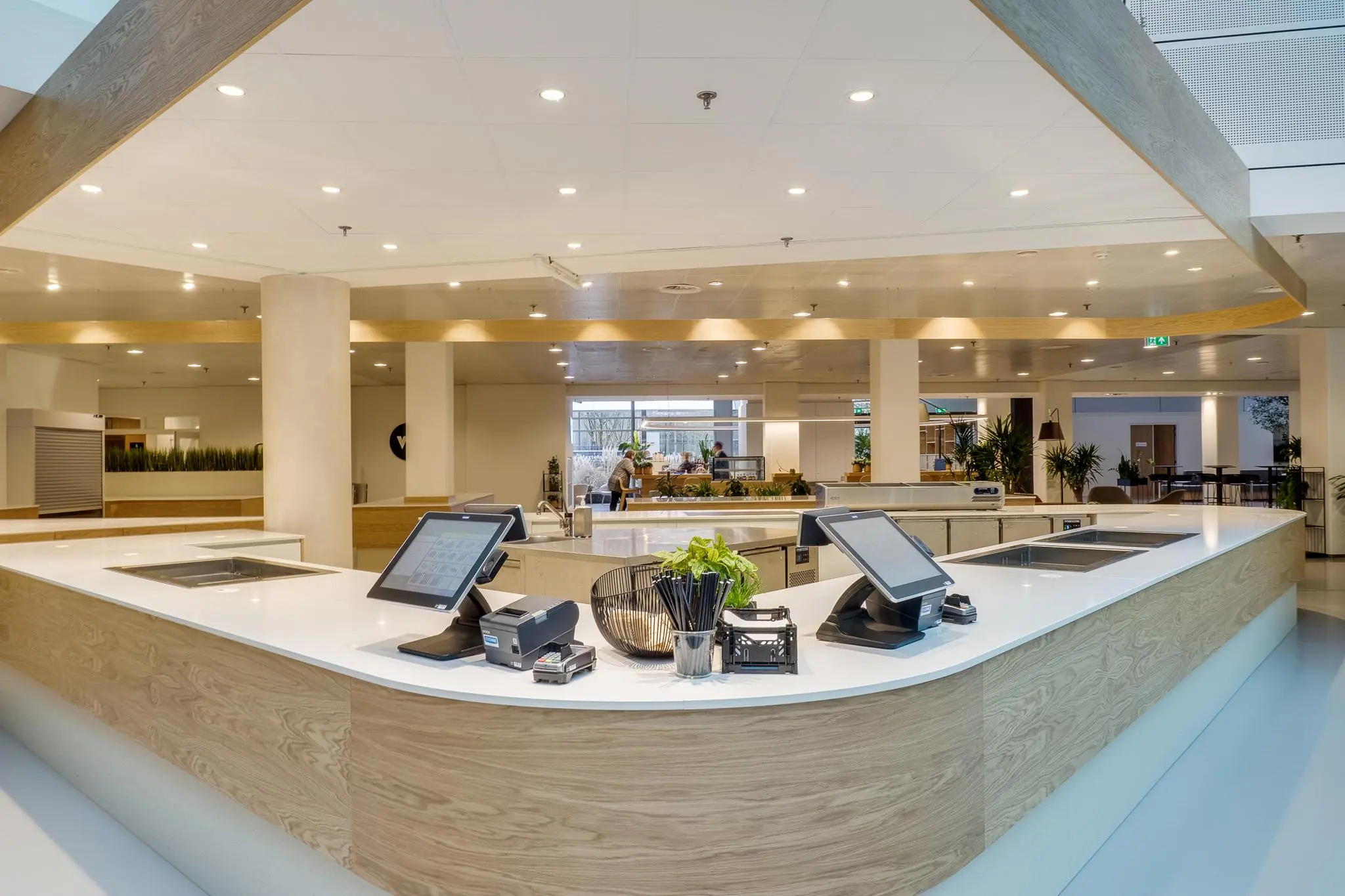 Modern bedienings- en afrekengedeelte in een ruim en licht bedrijfsrestaurant aan de Winthontlaan.