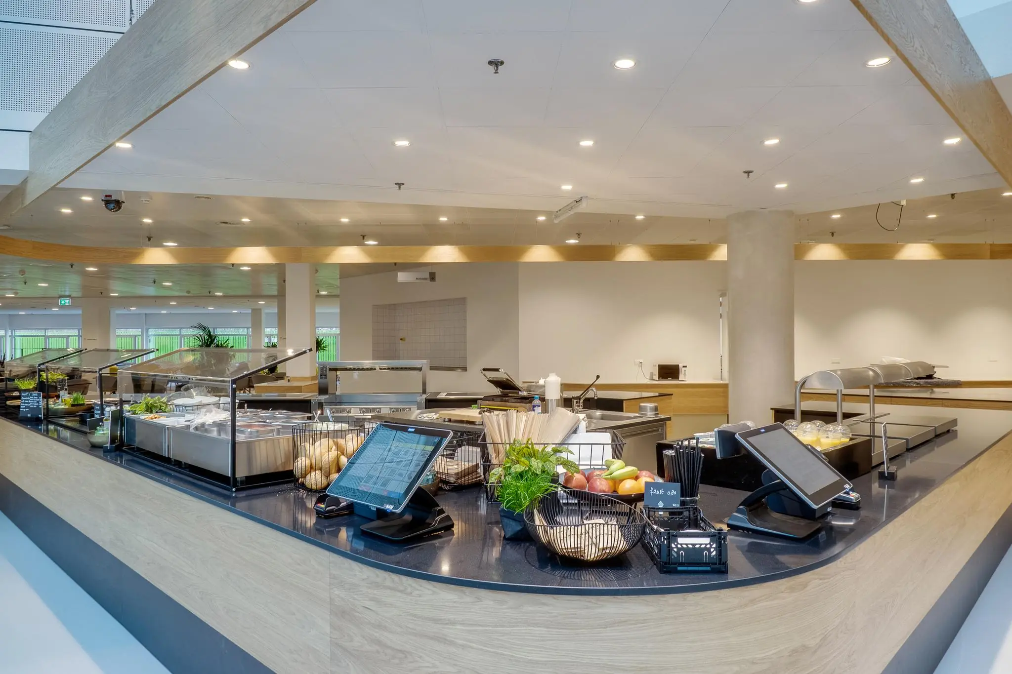 Modern bedrijfsrestaurant aan de Winthontlaan met een selfservice buffet en kassa’s.