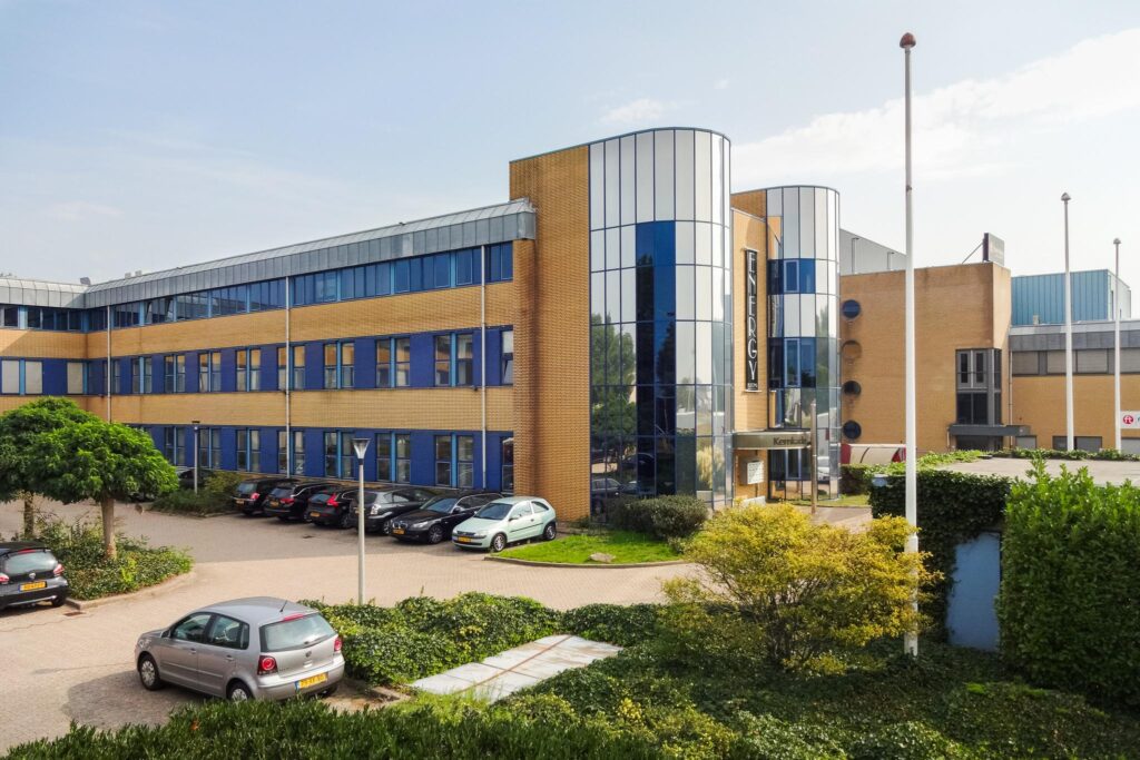 Modern kantoorgebouw aan de Kernkade met glazen entree en parkeergelegenheid.