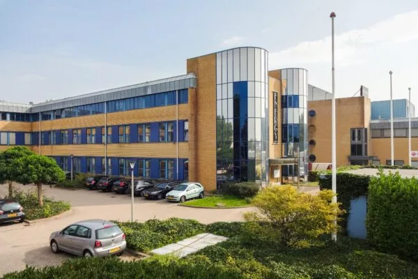 Modern kantoorgebouw aan de Kernkade met glazen entree en parkeergelegenheid.