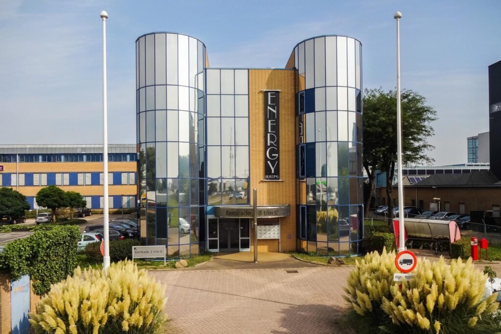 Vooraanzicht van het moderne kantoorgebouw "Energy Building" aan de Kernkade 8 t/m 12.