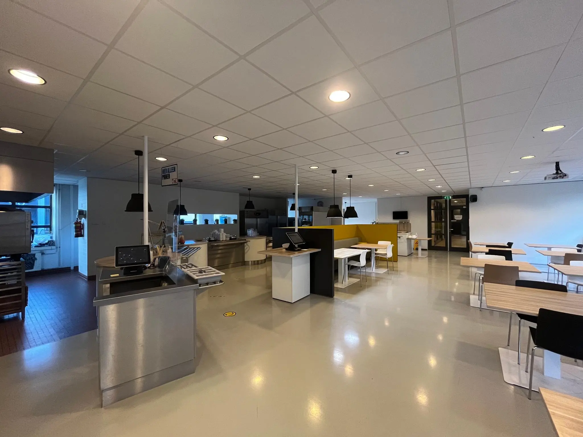 Moderne en ruime bedrijfskeuken met eetgedeelte bij Zonnebaan.