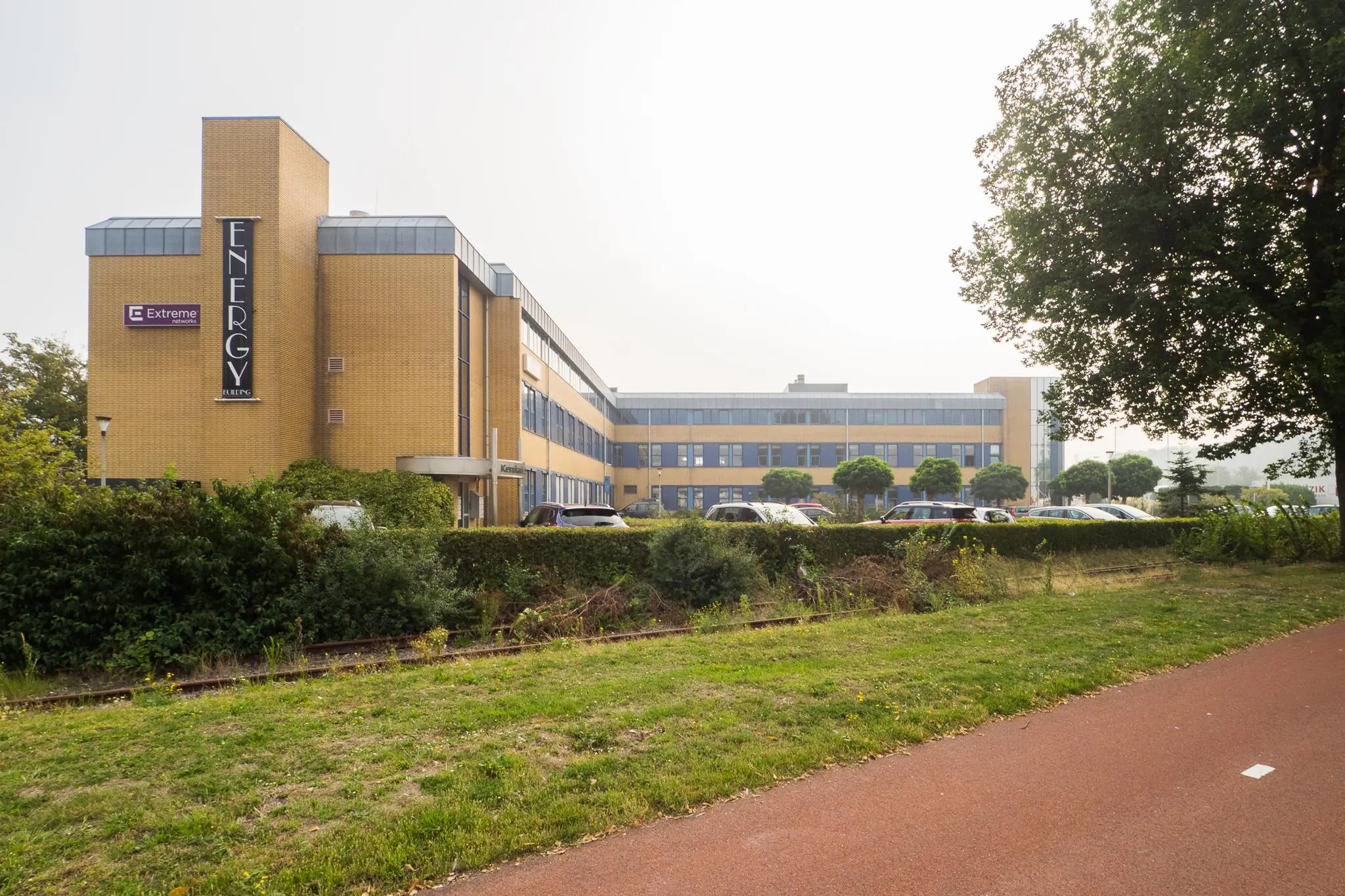 Kantoorgebouw aan de Kernkade met het Energy-centrum en parkeerterrein op de voorgrond.