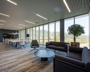 Moderne kantoorruimte met vergadertafel, zitgedeelte en grote ramen aan de Taurusavenue 165 in Hoofddorp.