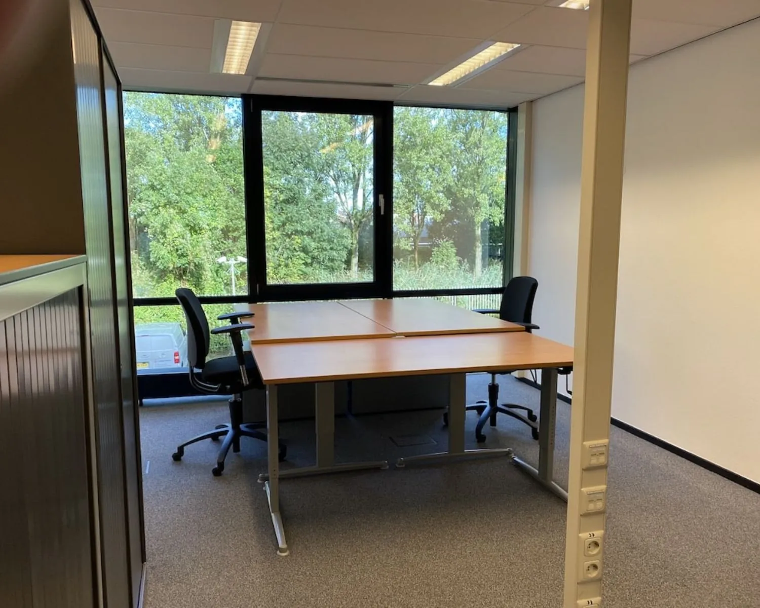 Moderne kantoorruimte met vier bureaus en bureaustoelen in Elisabethhof, Leiderdorp.