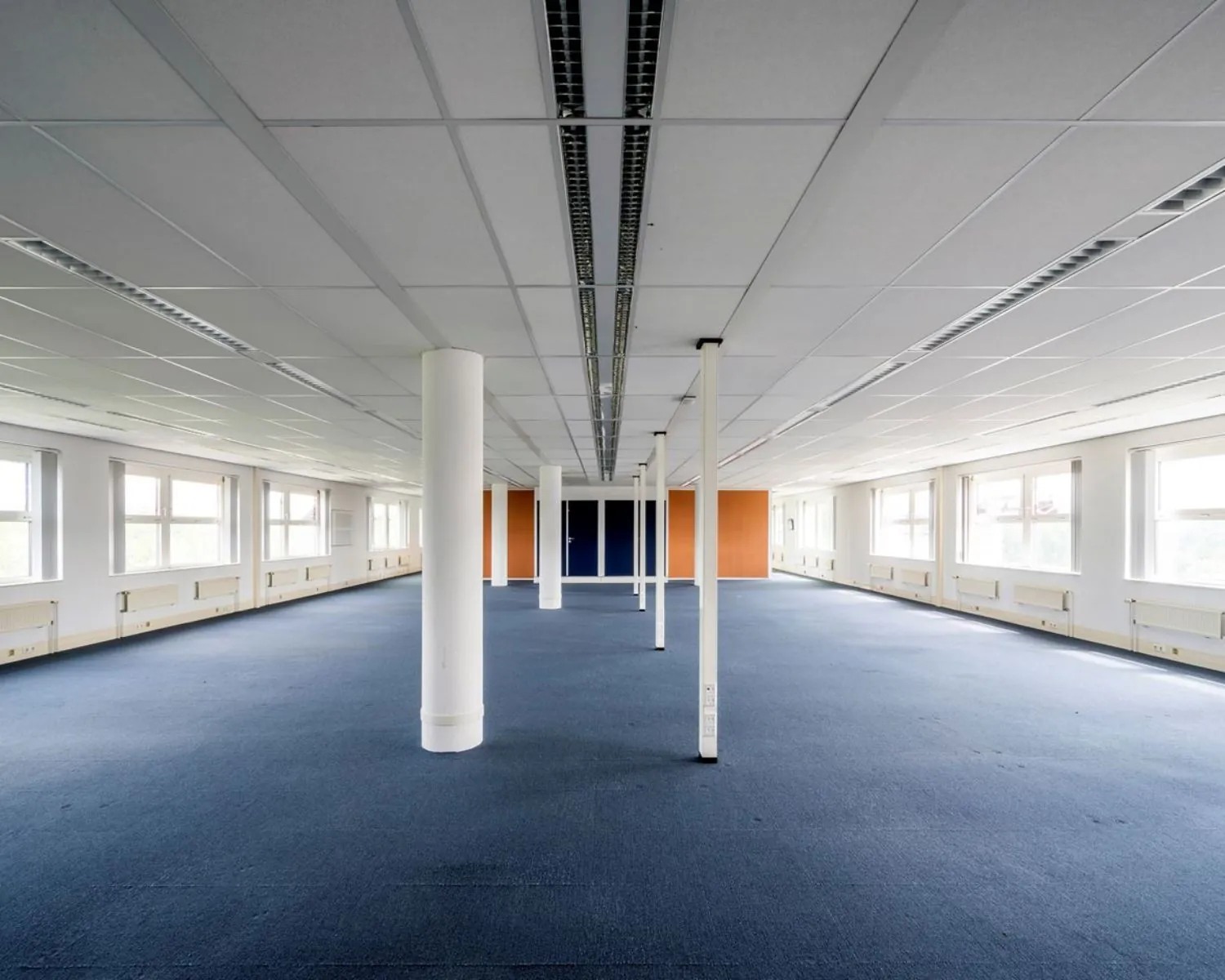 Ruime, lichte kantoorruimte te huur in Entrada 300 in Amsterdam met blauwe vloerbedekking en witte systeemplafonds.