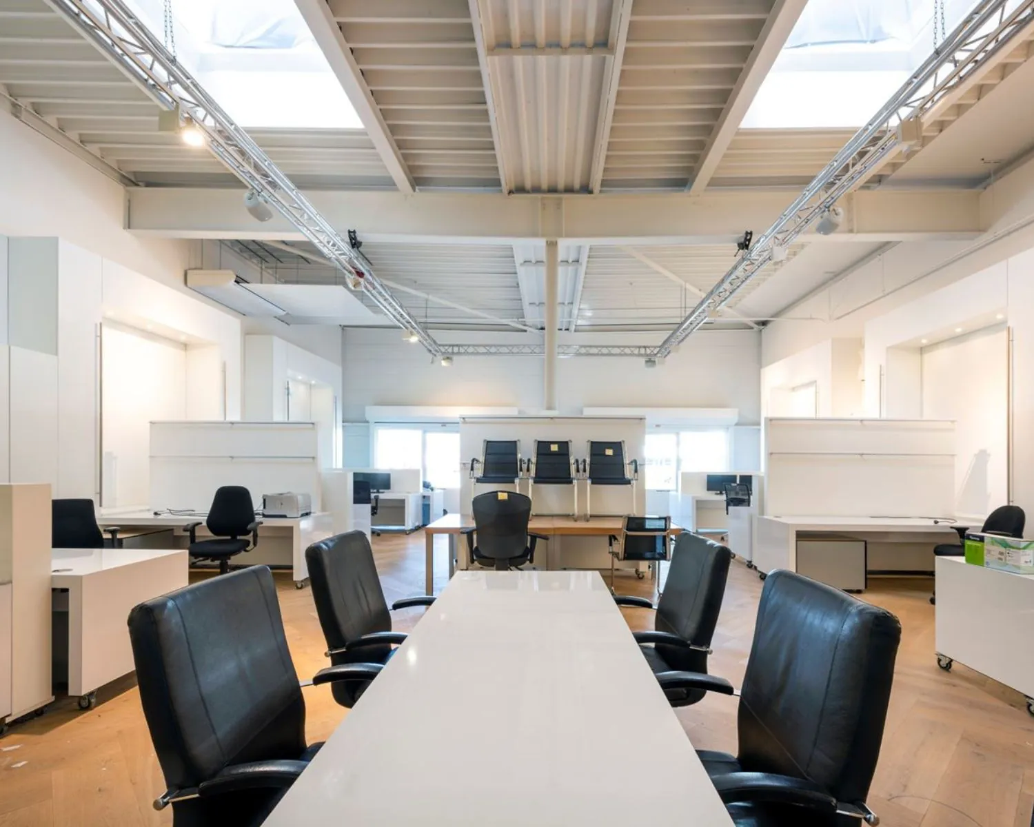 Moderne, lichte kantoorruimte met meerdere bureaus en bureaustoelen aan de Stammerhove 1 in Diemen.