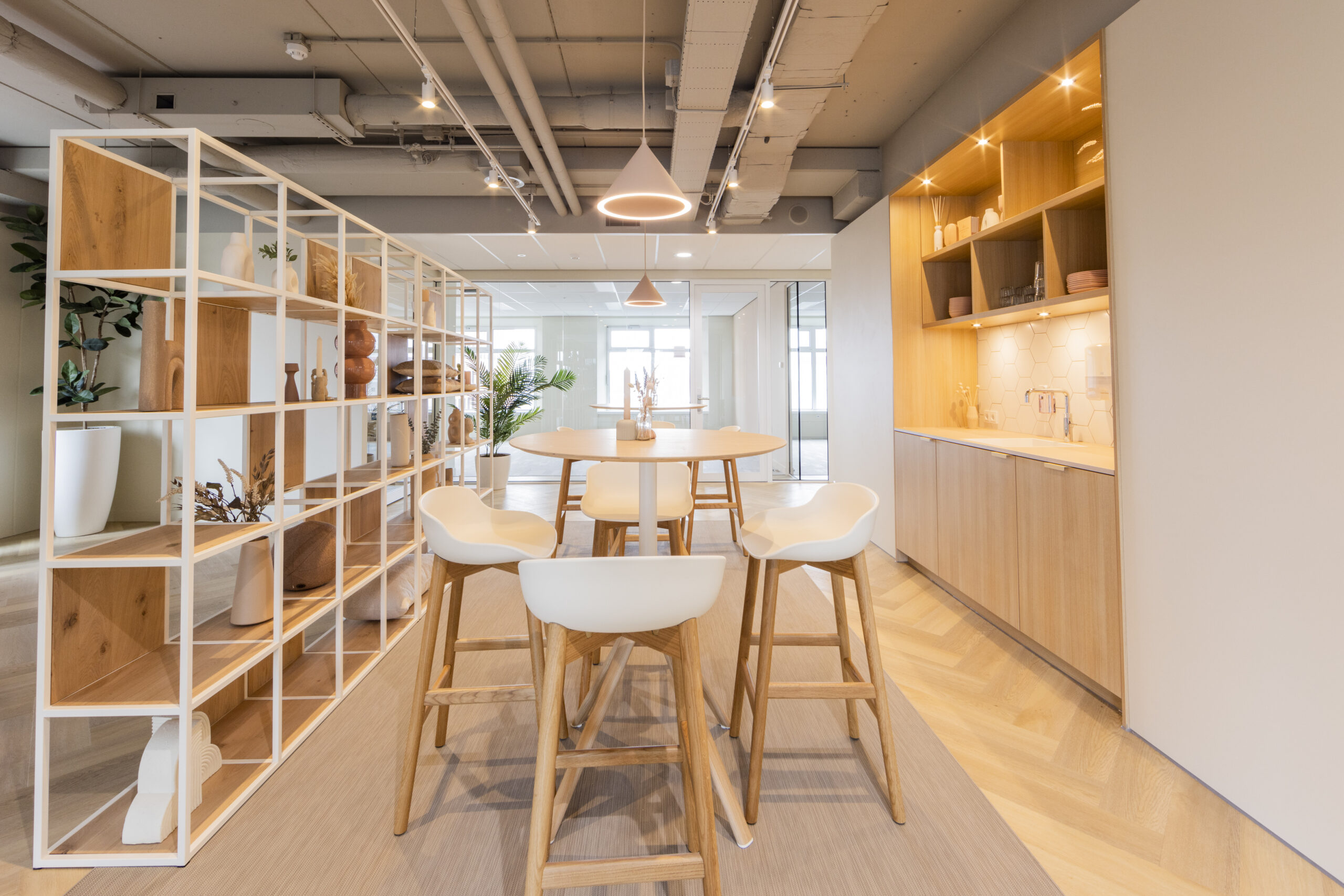 Moderne kantoorruimte in Rotterdam met Scandinavisch geïnspireerd interieur en open planken.