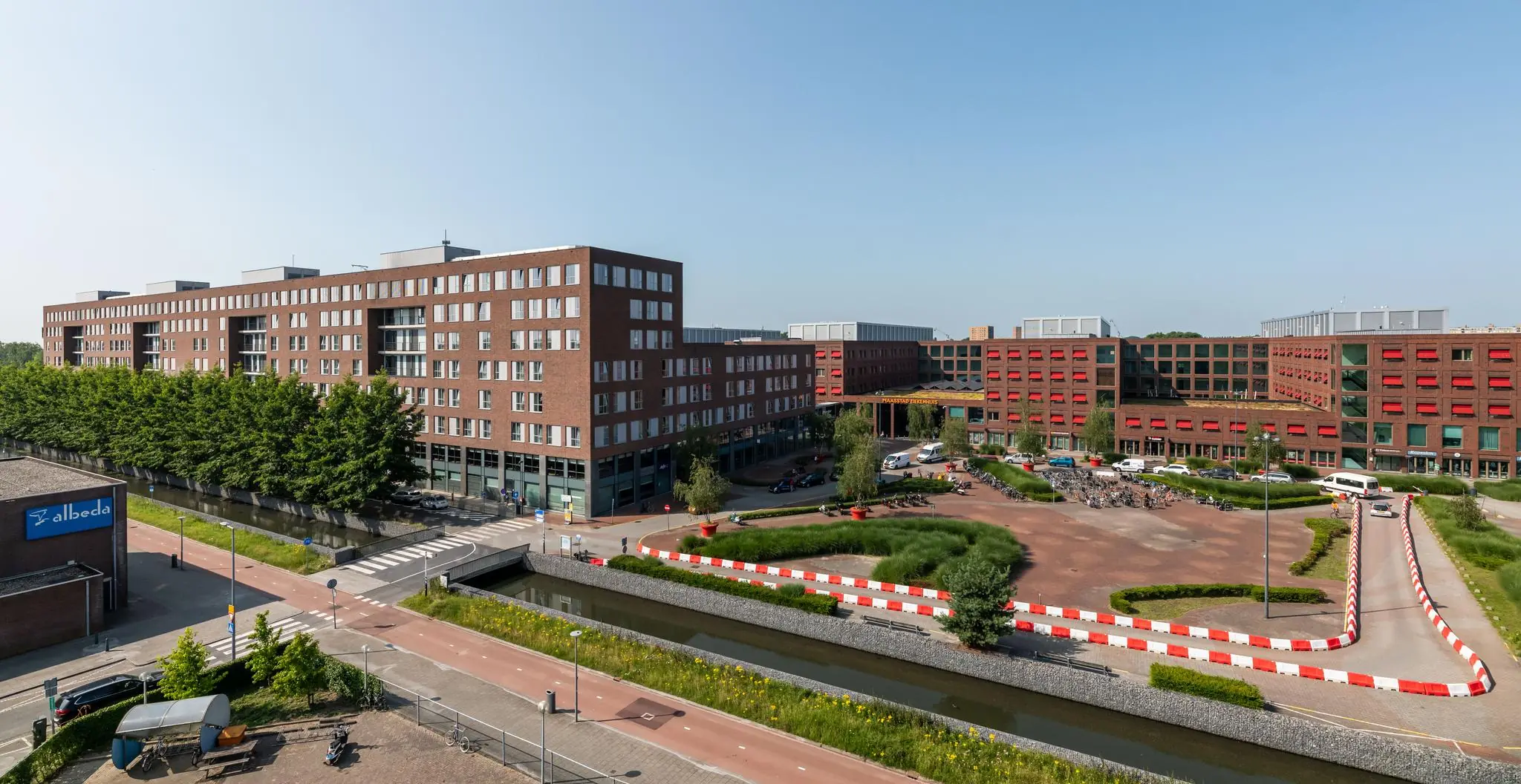 Luchtfoto van het Maasstad Ziekenhuis en de omliggende gebouwen aan de Maasstadweg in Rotterdam.
