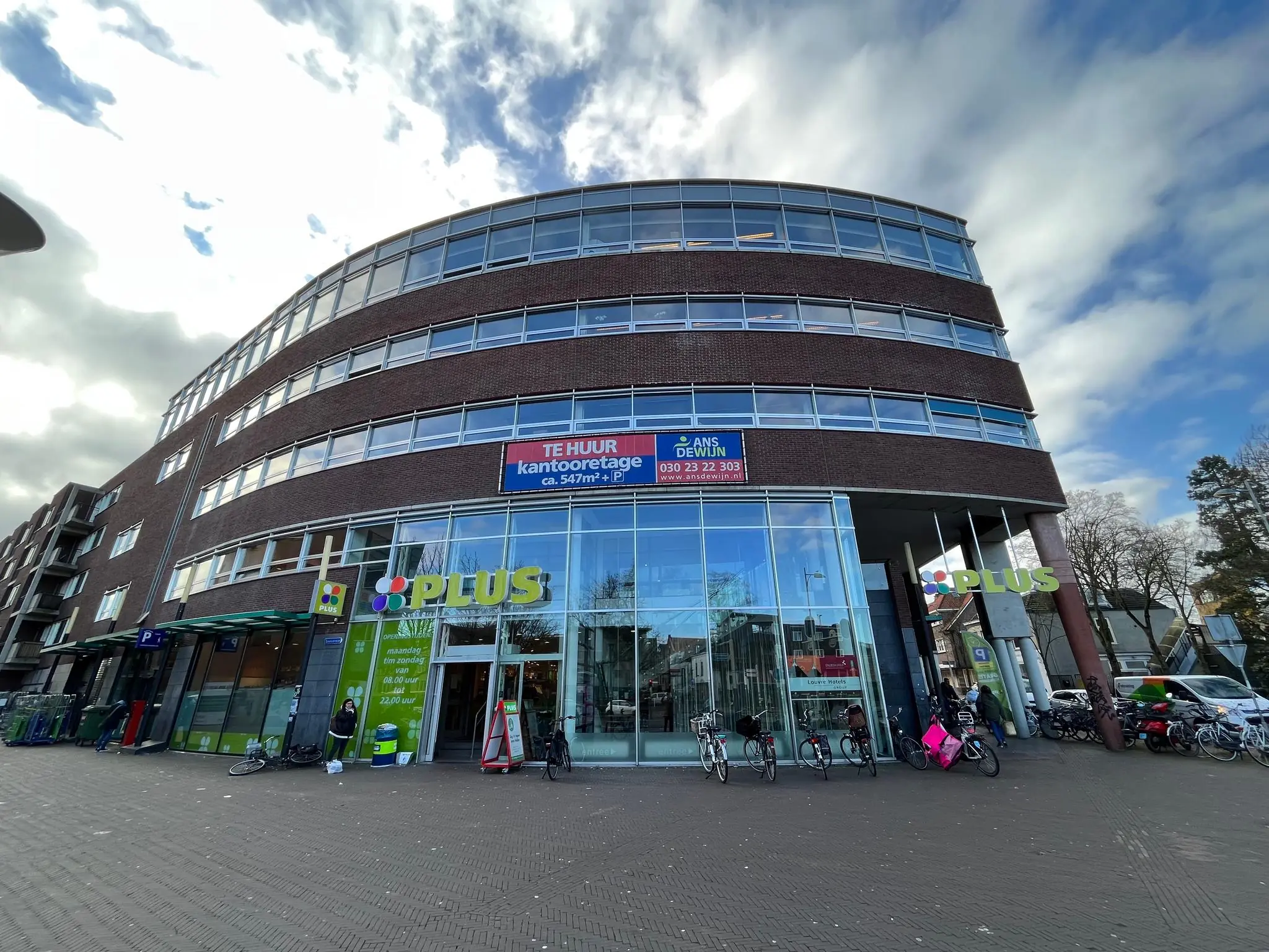 Winkelpand met PLUS supermarkt en te huur aangeboden kantoorruimte aan de Arnhemseweg.