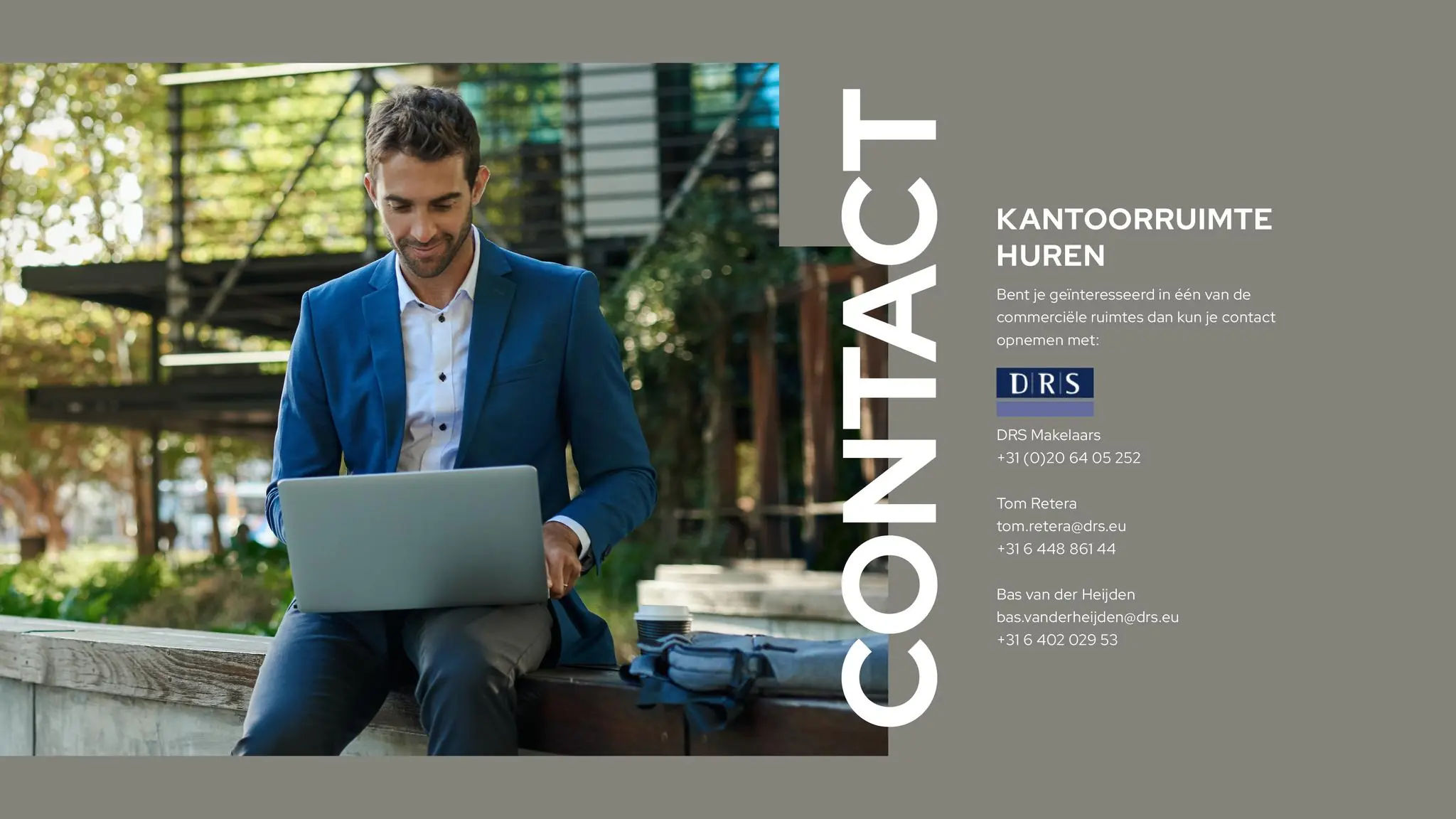 Man in een blauw pak werkt op een laptop buiten bij de NDSM-pier, met contactinformatie voor het huren van kantoorruimte via DRS Makelaars.