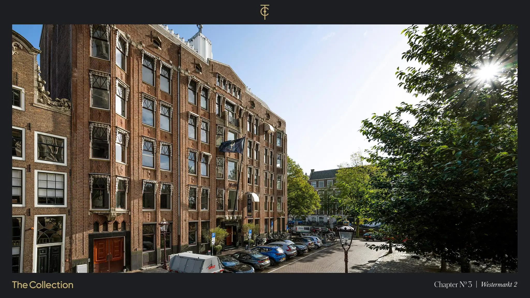 Voorgevel van een historisch kantoorpand aan de Westermarkt 2 in Amsterdam met geparkeerde auto's op de voorgrond en bomen in het zonlicht.
