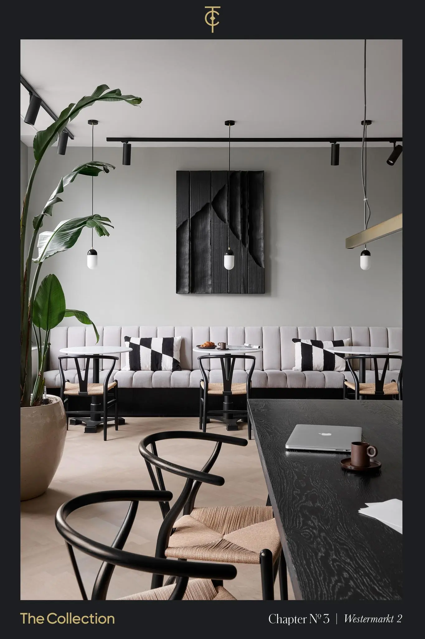 Modern interieur van een stijlvolle werk- en zithoek in Westermarkt 2 met Scandinavisch designmeubilair en minimalistische decoratie.