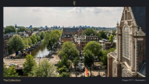 Luchtfoto van de Westermarkt in Amsterdam met zicht op de gracht, klassieke panden en de Westerkerk.