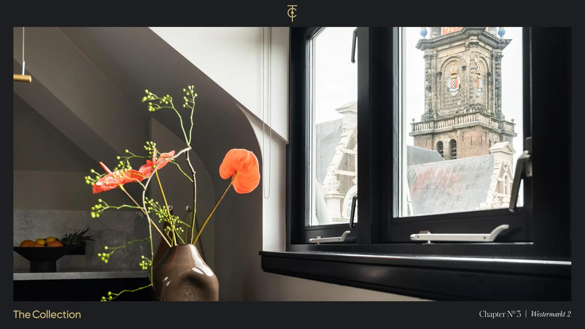 Uitzicht vanuit een stijlvol interieur op de Westertoren aan de Westermarkt in Amsterdam.