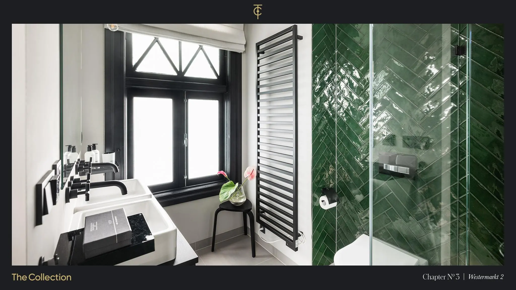 Moderne badkamer met groene tegelwand, dubbele wastafel en zwart-wit accenten aan de Westermarkt.