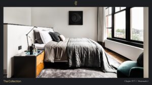 Luxe slaapkamer in modern interieur met groot raam en uitzicht op de Westermarkt.