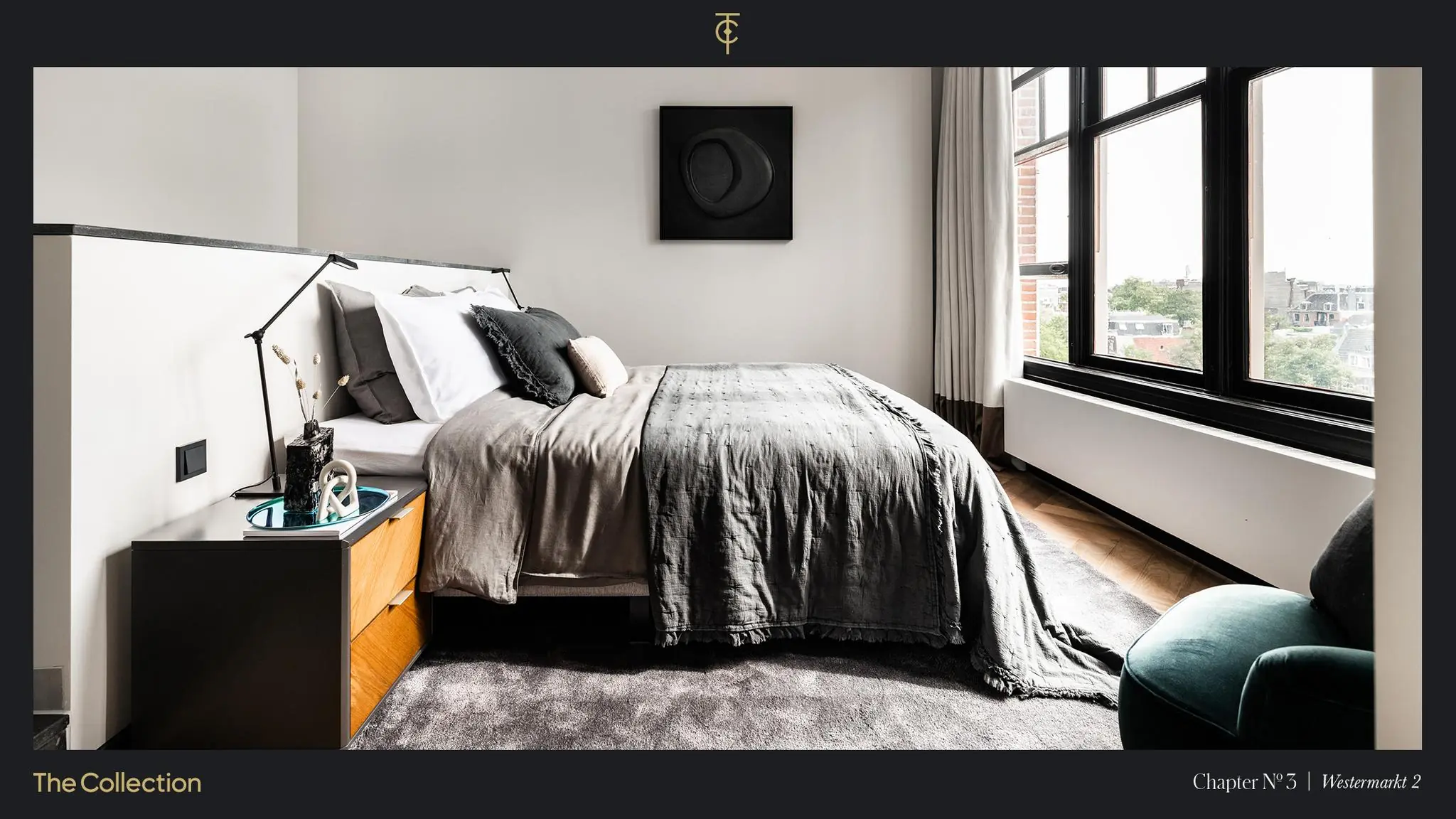 Luxe slaapkamer in modern interieur met groot raam en uitzicht op de Westermarkt.