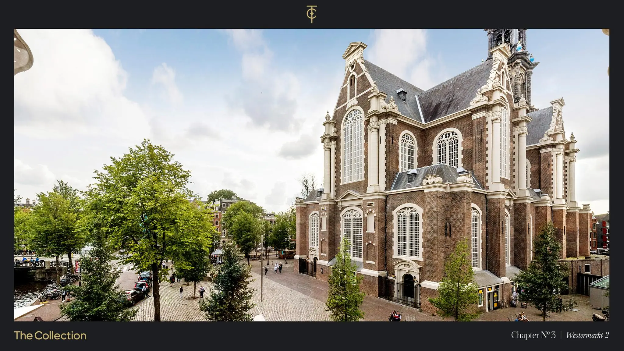 De Westermarkt met zicht op de imposante Westerkerk in Amsterdam op een zonnige dag.