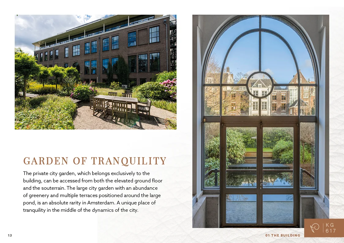 Twee foto's van een rustige stadstuin aan de Keizersgracht, met een terras en een vijver, gezien van buiten en van binnenuit door een groot raam.