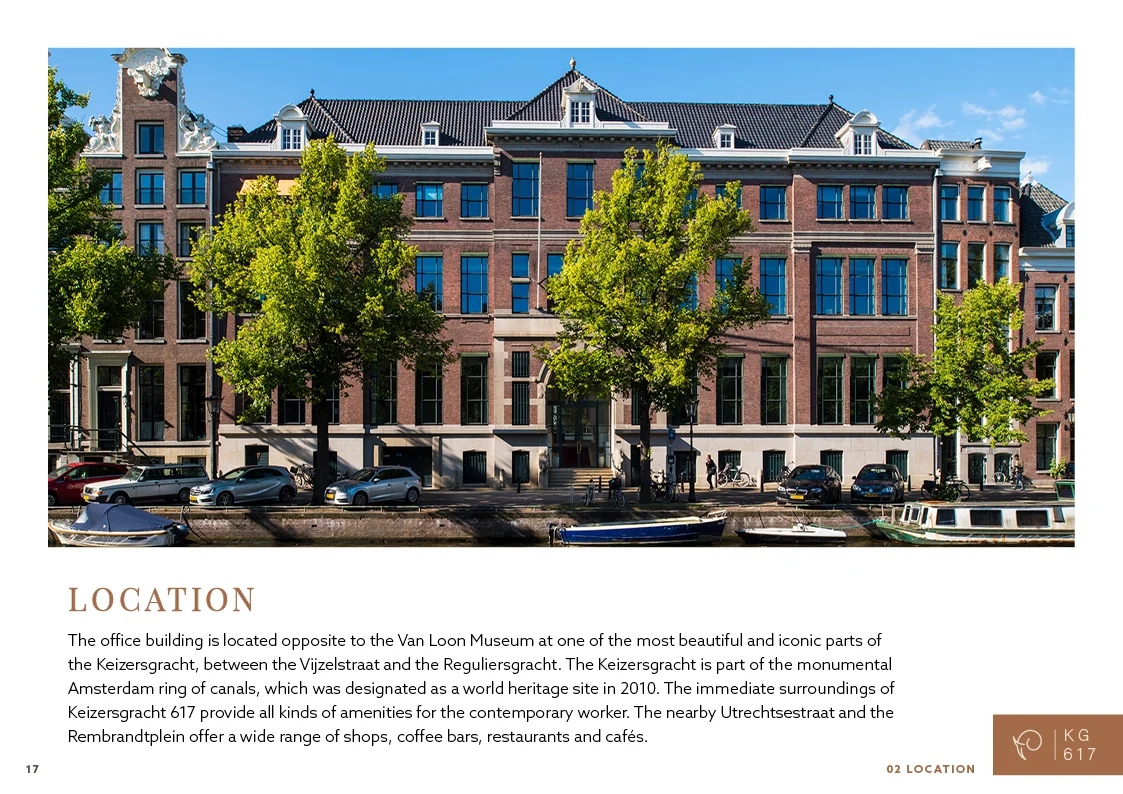 Gevel van een karakteristiek kantoorpand aan de Keizersgracht in Amsterdam, gezien vanaf de overkant van de gracht met bomen, geparkeerde auto’s en een boot op de voorgrond.