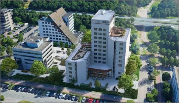 Luchtfoto van het Diemerhof-terrein met moderne kantoorgebouwen, waaronder Tower 42, omgeven door groen en parkeerplaatsen.