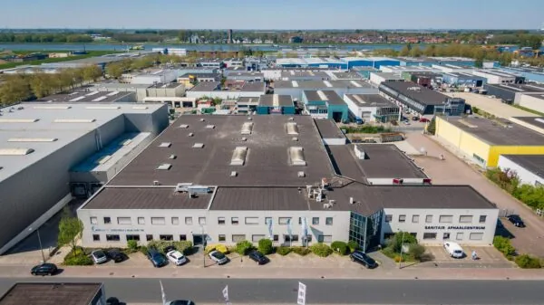 Luchtfoto van een bedrijventerrein aan de Daltonstraat met centraal het gebouw van het Sanitair Afhaalcentrum.