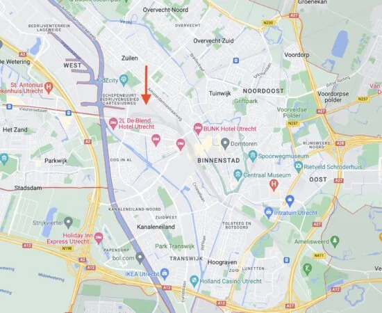 Kaart van Utrecht met een rode pijl die de locatie aan de Cartesiusweg in het bedrijventerrein Schepenbuurt aangeeft.